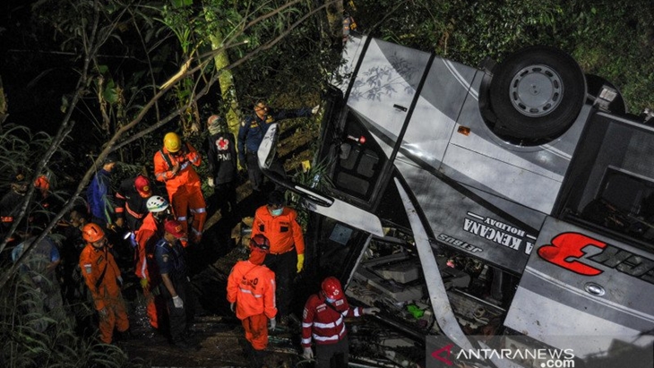 Petugas mengevakuasi korban kecelakaan bus PO Sri Padma Kencana di Wado, Kabupaten Sumedang, Jawa Barat, Rabu (10/3/2021). ANTARA/Raisan Al Farisi/aww.