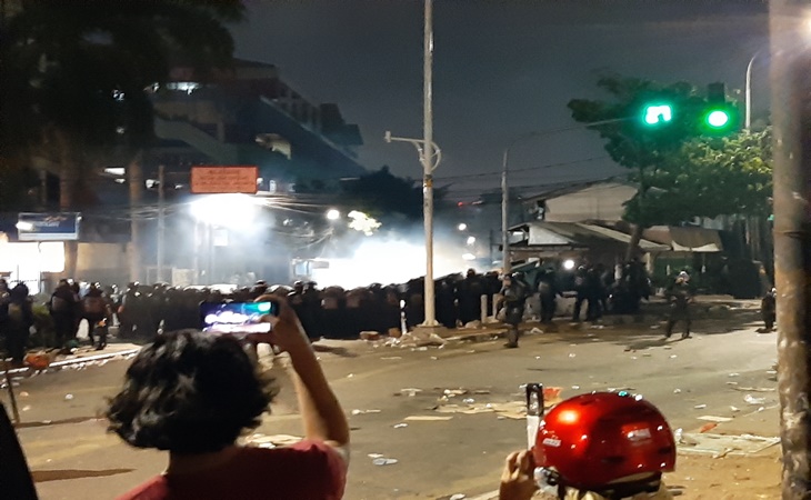 Massa terlibat bentrok dengan petugas kepolisian depan Mapolda Metro Jaya