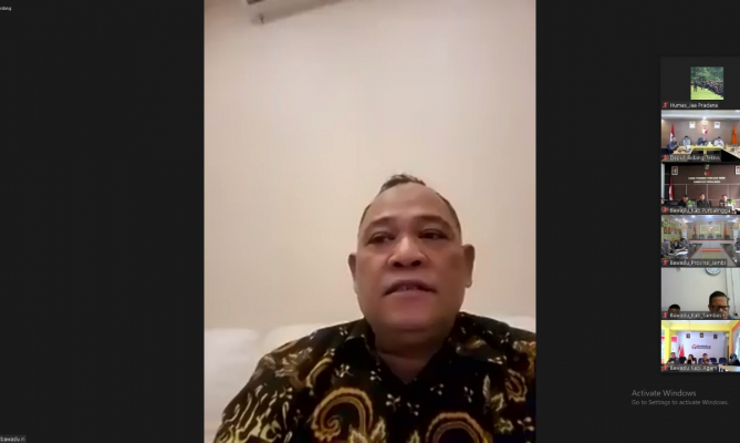  Anggota Bawaslu Totok Hariyono saat memberikan arahan dalam Rapat Koordinasi dengan Bawaslu tingkat provinsi serta kabupaten/kota dalam persiapan menghadapi verifikasi administrasi dan faktual partai politik (parpol) calon peserta Pemilu 2024 secara daring (dalam jaringan), Senin (8/8/2022)