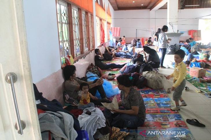 Suasana pengungsi korban demo rusuh yang ditampung sementara di Tongkonan Kotaraja (ANTARA/Musa Abubar)
