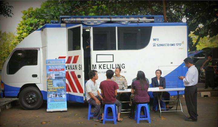 Pelayanan pengurusan perpanjangan SIM/STNK keliling Polda Metro Jaya (Foto Twitter @TMCPoldaMetro)
