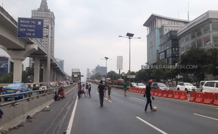  Jalan Tol Dalam Kota Ditutup, Warga Gunakan untuk Bermain Bola