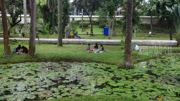 Warga Piknik Manfaatkan Masa Libur Hari Raya Tri Suci Waisak di Taman Langsat Jakarta