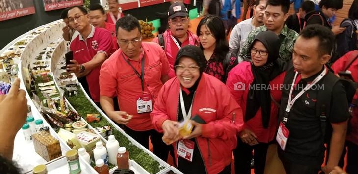 Tri Rismaharini (tengah) saat mengunjungi pameran rempah-rempah nusantara di arena Rakernas I dan HUT Ke-47 PDIP. (Foto: MP/Ponco Sulaksono)