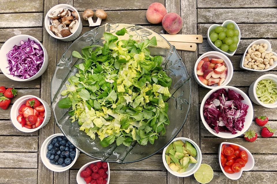 Konsumsi makanan sehat (Sumber: Pixabay/silviarita)