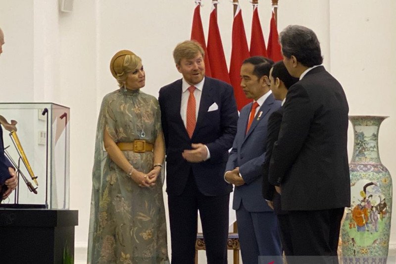 Raja Belanda Willem Alexander menyerahkan Keris Pangeran Diponegoro kepada Presiden Jokowi