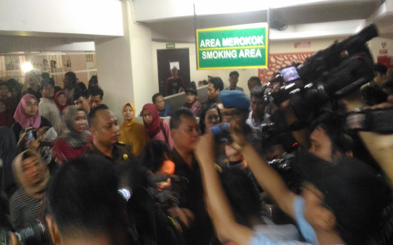 Vanessa Angel sesaat memasuki ruang sidang diserbu para napi