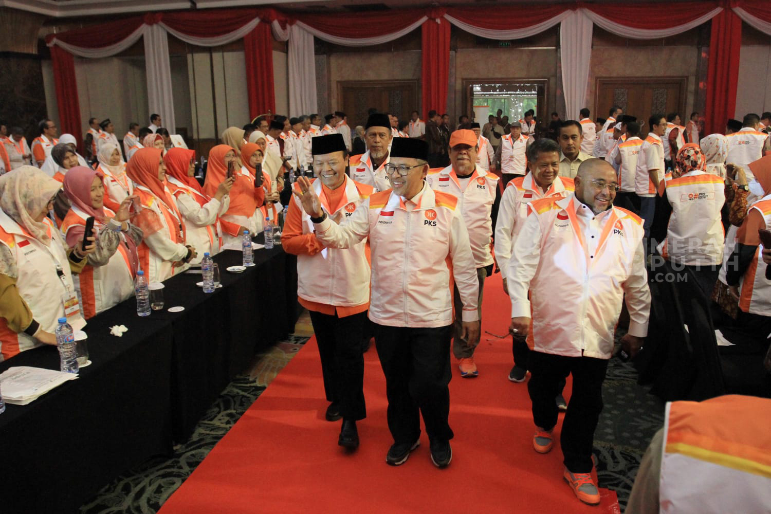 Pelaksana Harian (Plh) Presiden PKS Ahmad Heryawan didampingi Sekretaris Jenderal DPP PKS Habib Aboe Bakar Al Habsyi, dan Wakil Ketua Dewan Syuro PKS Hidayat Nur Wahid menghadiri penutupan Rakernas PKS di Jakarta, Minggu (22/9/2024).