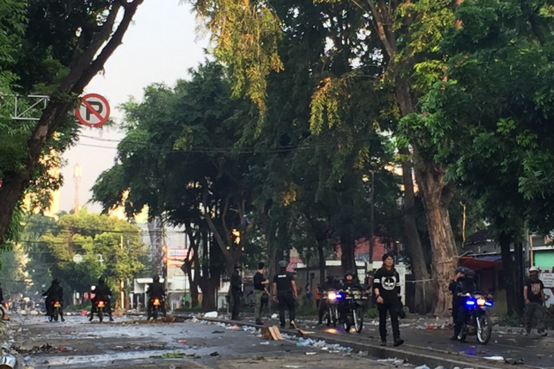Brimob Garuk Massa Sisa Sembunyi di Kebon Kacang
