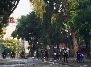 Brimob Garuk Massa Sisa Sembunyi di Kebon Kacang