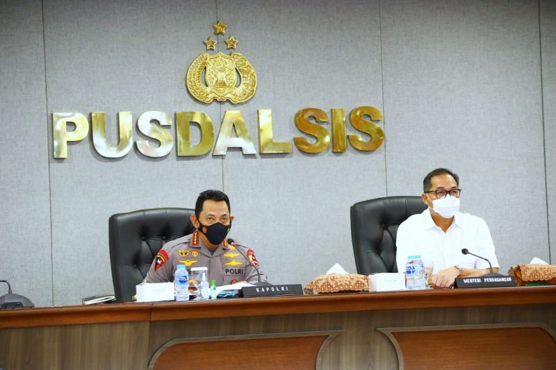 Kapolri Jederal Pol. Listyo Sigit Prabowo dan Menteri Perdagangan Muhammad Lutfi menghadiri kegiatan video konferensi di Mabes Polri, Jakarta, Senin (14/3/2022). (ANTARA/HO-Divisi Humas Polri)