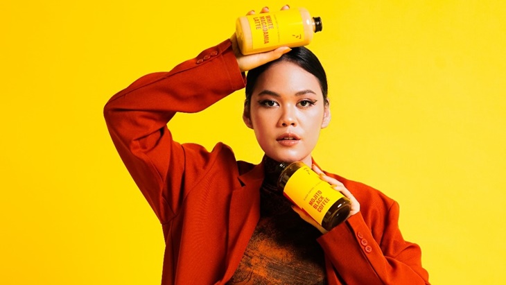 Gandeng Penyanyi Pop Kallula, Flash Coffee Luncurkan Kemasan Botol
