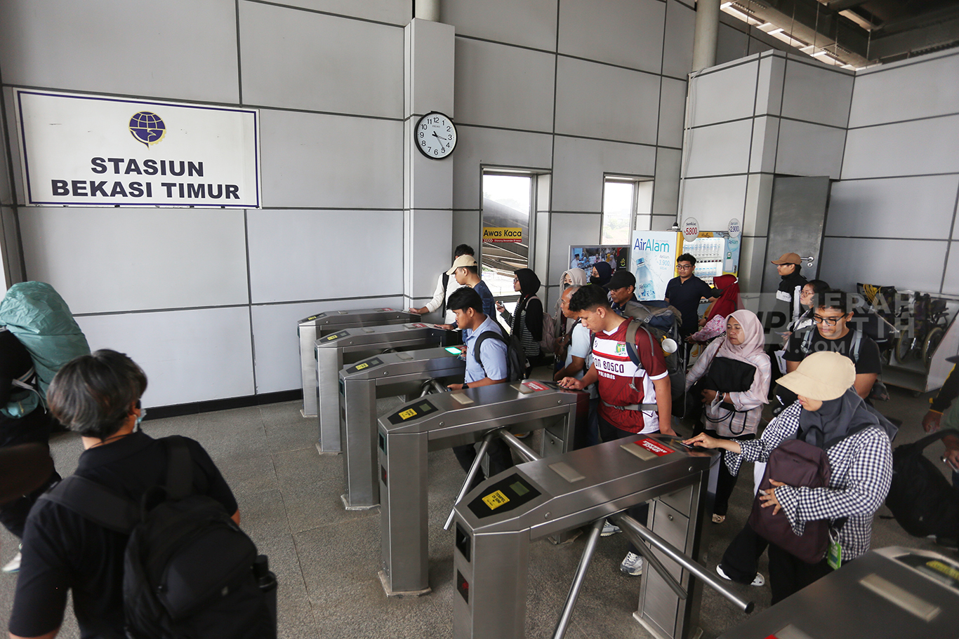 Stasiun Bekasi Timur Kembali Normal, Aktivitas Penumpang KRL Jabodetabek Pulih