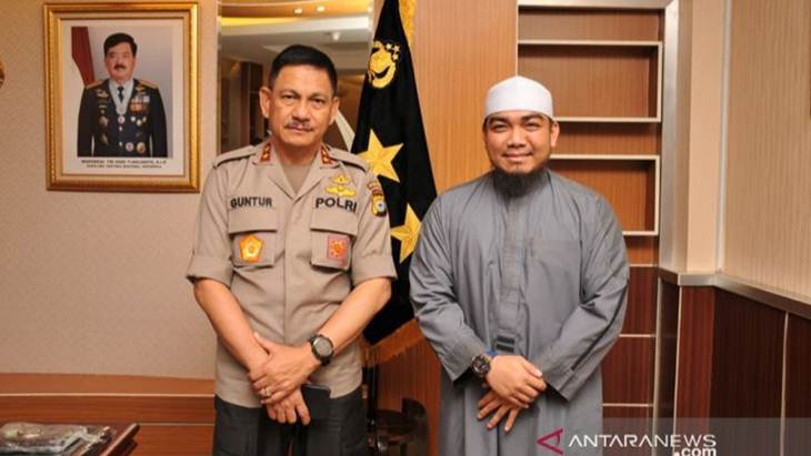  Kapolda Sulsel Irjen Pol Mas Guntur Laupe bersama panitia HijrahFest Makassar 2019. (Antara)