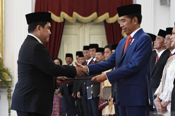 Presiden Joko Widodo (kanan) menyerahkan petikan keputusan kepada calon Menteri BUMN Erick Thohir (kiri) dalam rangkaian acara pelantikan jajaran menteri Kabinet Indonesia Maju di Istana Merdeka, Jakarta, Rabu (23/10/2019). ANTARA FOTO/Puspa Perwitasari/hp.