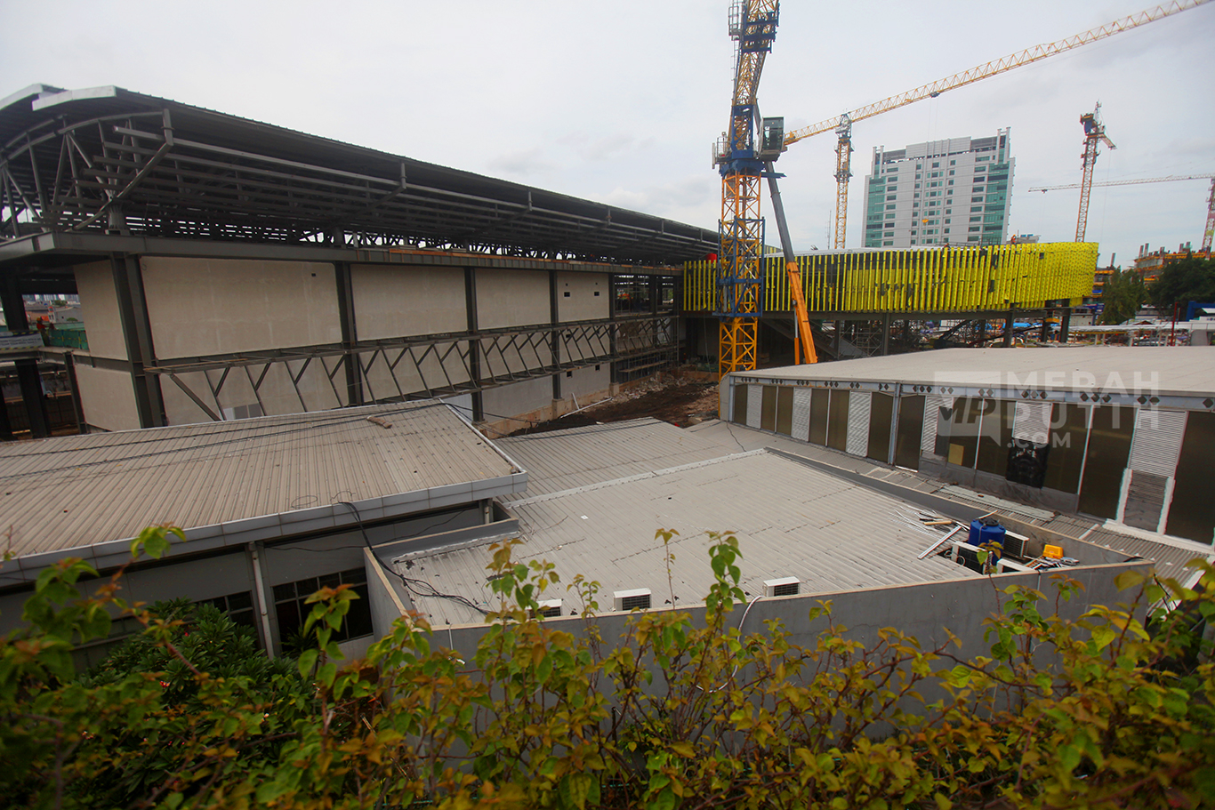 Aktivitas pekerja menyelesaikan proyek pengembangan Stasiun Tanah Abang di Jakarta, Jum'at (17/1/2025).
