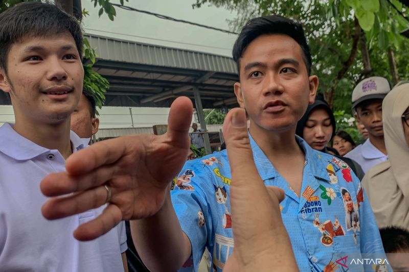 Cawapres nomor urut 2, Gibran Rakabuming Raka, menyapa warga saat berkunjung ke Poris Gaga, Batu Ceper, Kota Tangerang, Senin (4/12)