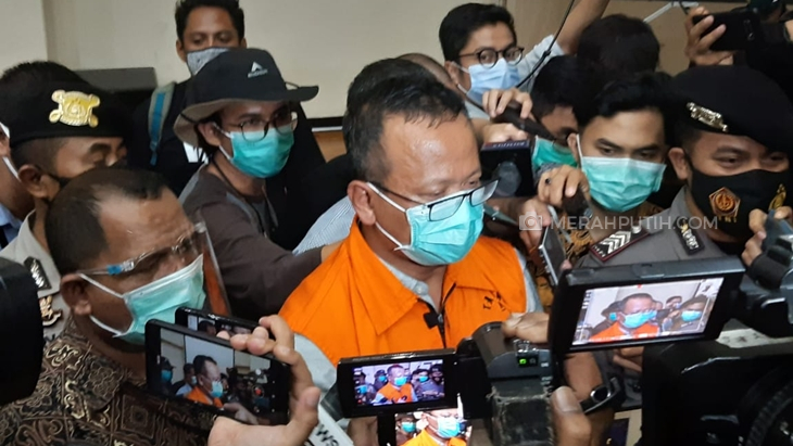 Menteri Kelautan dan Perikanan Edhy Prabowo berbicara pada awak media setelah konferensi pers KPK terkait penetapan dirinya sebagai tersangka kasus ekspor benih lobster, di gedung KPK, Jakarta, Rabu (25/11) malam. (Foto: MP/Ponco Sulaksono)