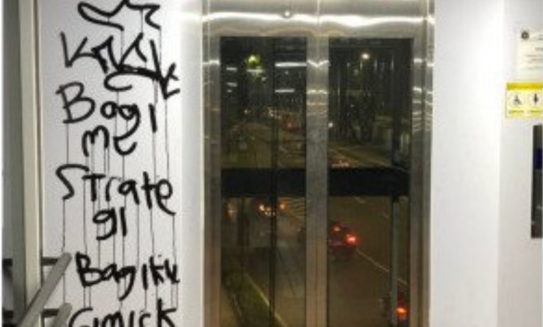 Polisi Buru Pelaku Vandalisme JPO Gelora Bung Karno