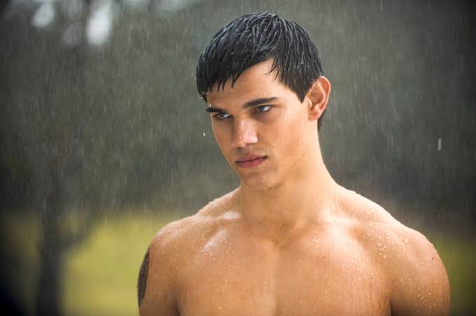 Selena Gomez Kena Body Shaming, Taylor Lautner Pasang Badan