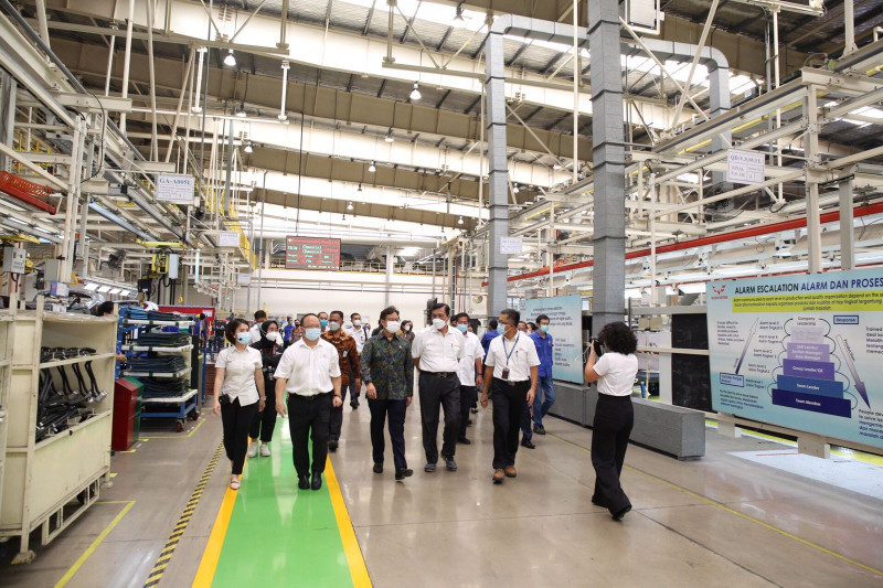 Menteri Koordinator Bidang Kemaritiman dan Investasi Luhut Binsar Pandjaitansaat mengunjungi PT SGMW (Wuling Motor Indonesia). (Foto: Antara)