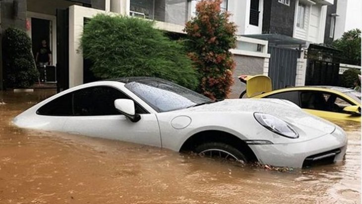 Ini Mengatasi Mobil Matik yang Terendam Banjir