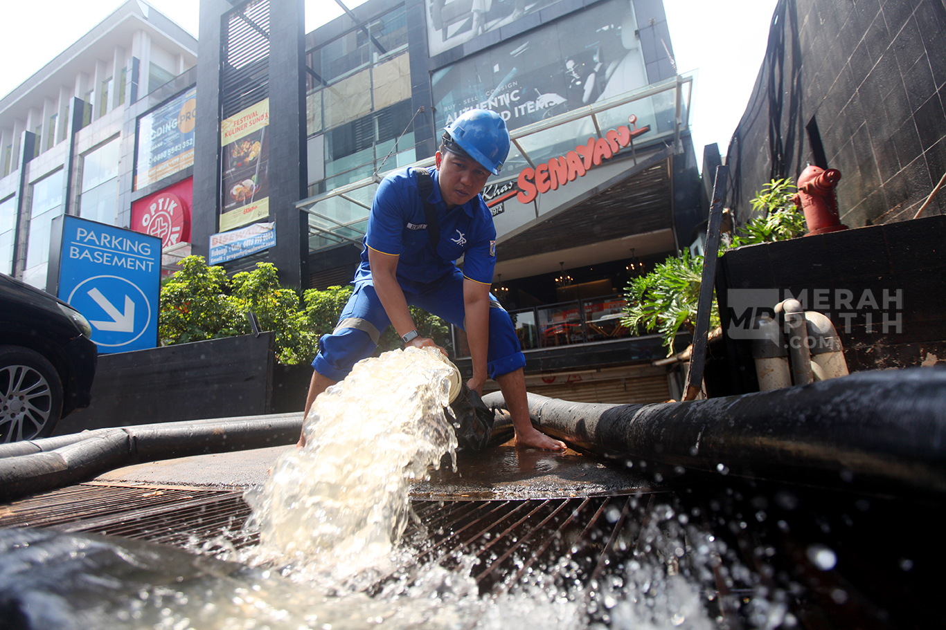 Petugas dari Dinas Sumber Daya Air (SDA) Jakarta Selatan mengoperasikan mesin pompa untuk menyedot air banjir yang menggenangi basement bangunan di Jalan Raya Kemang, Jakarta Selatan, jum'at (31/10/2025).