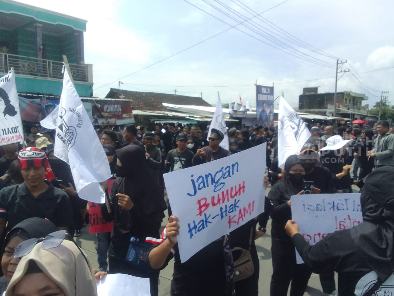 Bawa Spanduk Marsinah, Massa Eks Karyawan PT Sritex Demo Tuntut Pembayaran Pesangon