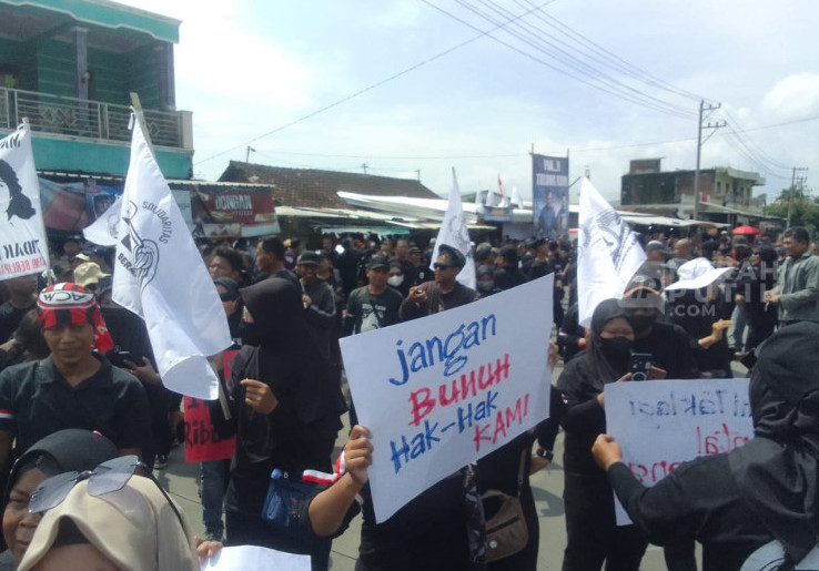 Bawa Spanduk Marsinah, Massa Eks Karyawan PT Sritex Demo Tuntut Pembayaran Pesangon