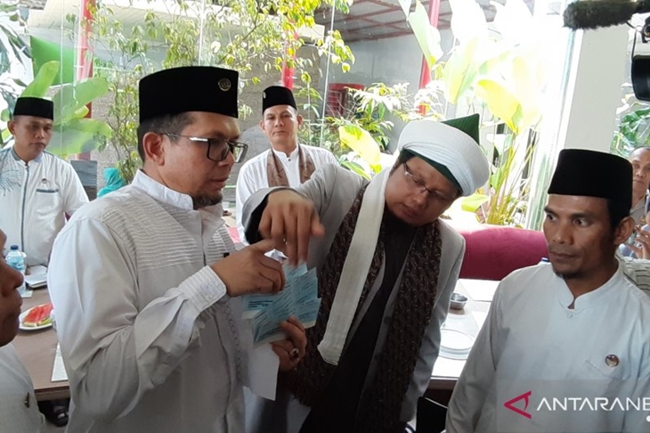 Dewan Pembina Dewan Ulama Thariqah Internasional Syekh Maulana Muhammad Ali Hanafiah Ar Rabbani (tengah). ANTARA/Mario Sofia Nasution
