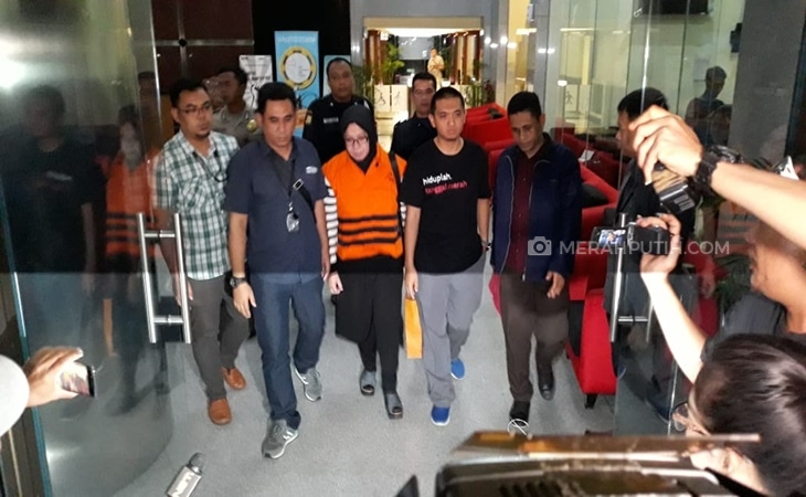Eni Saragih saat ditetapkan tersangka oleh KPK