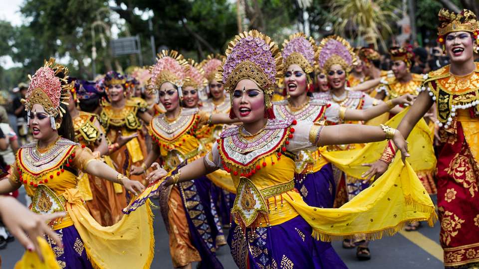 Peserta mengikuti pawai pembukaan Pesta Kesenian Bali (PKB) 2018 di kawasan Renon, Denpasar, Bali. Perhelatan Pesta Kesenian Bali ke-40 yang menampilkan 271 kelompok kesenian dan melibatkan 15 ribu seniman berlangsung hingga 21 Juli 2018. ANTARA FOTO/Ismar Patrizki