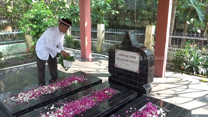 Puluhan Eks Napiter Ziarah dan Tabur Bunga di Makam Pahlawan