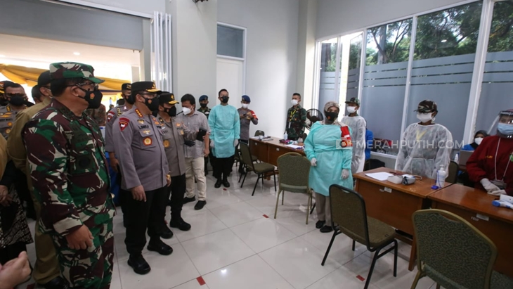 Kapolri dan Panglima TNI Buka Vaksinasi di Lingkungan Kampus