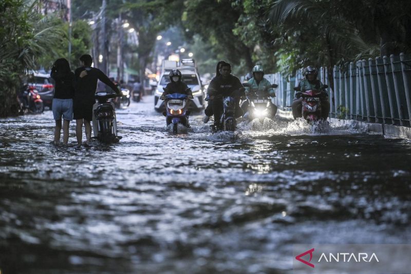4 RT dan 17 Ruas Jalan Jakarta Tergenang Banjir, Termasuk Kemang dan Daan Mogot