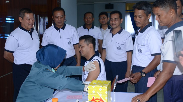 Diskes Lantamal III Berikan Vaksinasi Difteri Kepada 234 Personel Mako