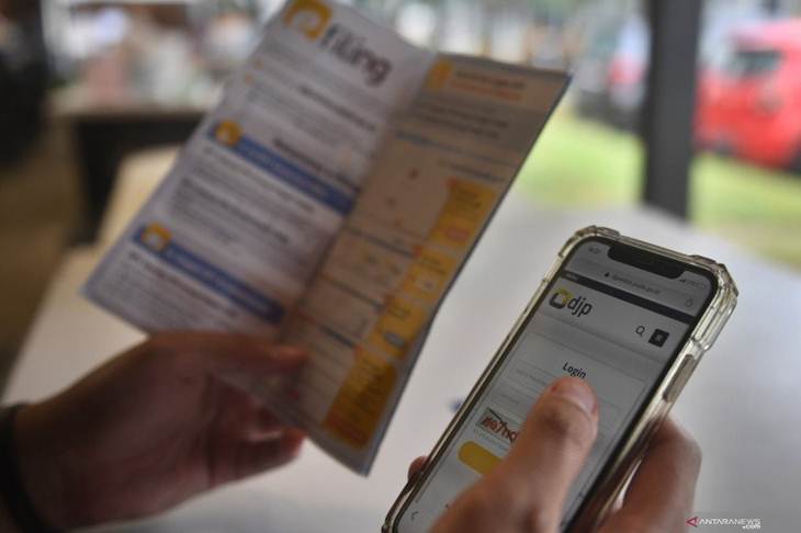 Wajib pajak melaporkan Surat Pemberitahuan (SPT) Tahunan Pajak 2019 secara online menggunakan gawai di Tangerang Selatan, Banten, Kamis (12/3/2020). FOTO ANTARA/Puspa Perwitasari/aww. (ANTARAFOTO/PUSPA PERWITASARI)