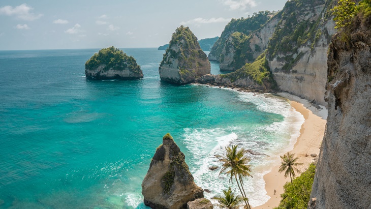 Main Hati Bersama Pasangan ke Pantai Romantis di Indonesia