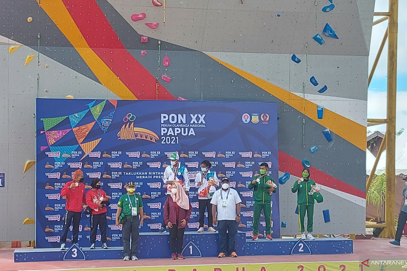 Penyerahan medali untuk juara Panjat Tebing nomor Speed Klasik Campuran Pekan Olahraga Nasional (PON) XX Papua oleh Ketua Pengurus Pusat Federasi Panjat Tebing Indonesia Yenny Wahid di Arena Panjat Tebing SP2 Mimika, Papua, Rabu (29/9/2021). (ANTARA/ Abdu Faisal)