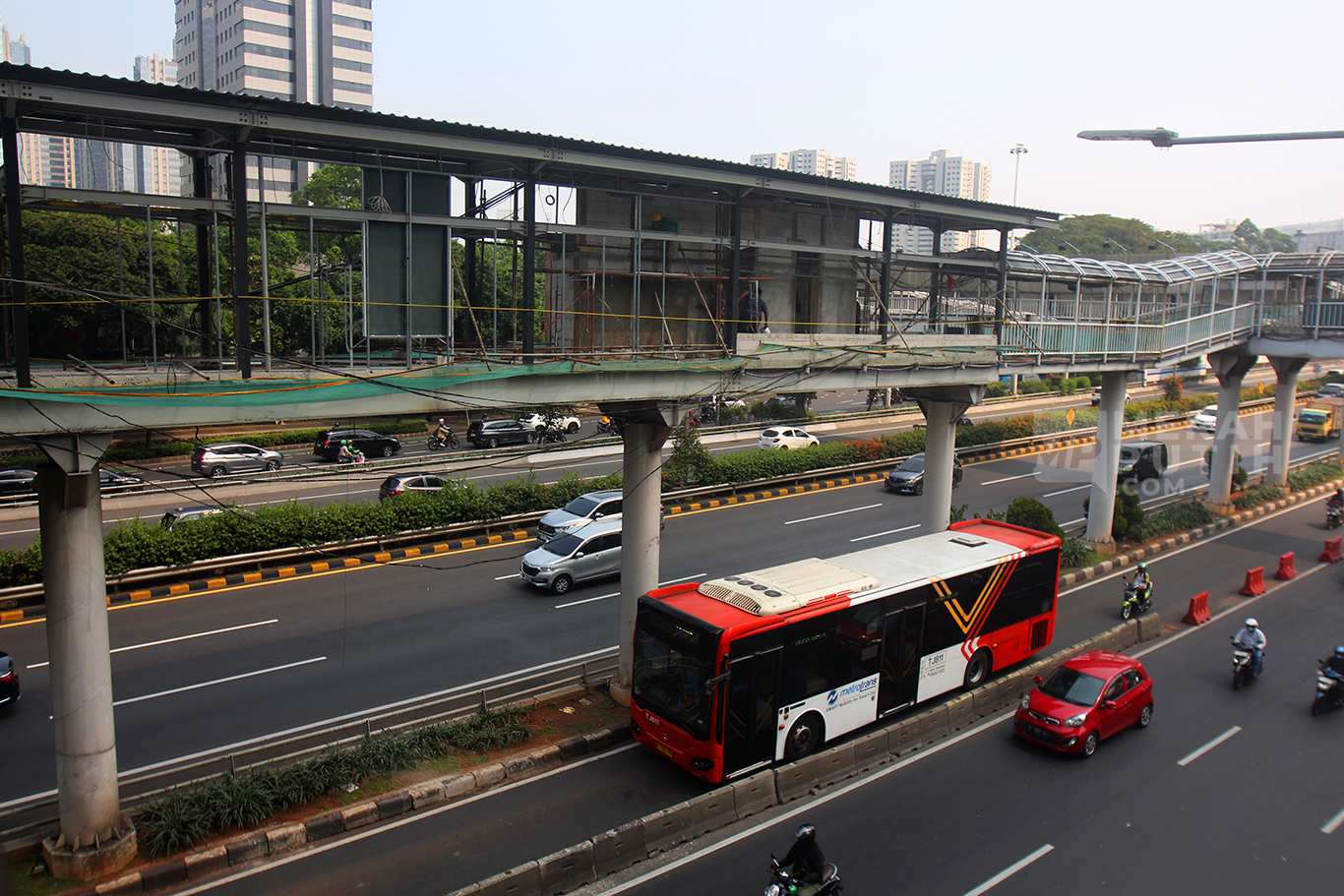 Melihat Pekerjaan Revitalisasi Halte Bus Transjakarta Semanggi