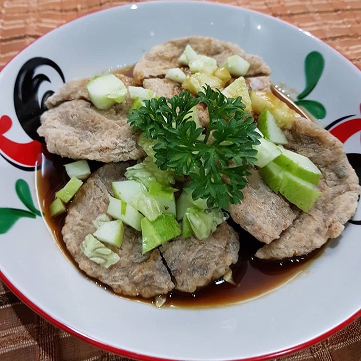  Pempek kapal selam dinikmati dengan cuko. (Foto: instagram.com/pempek_eeetdah)