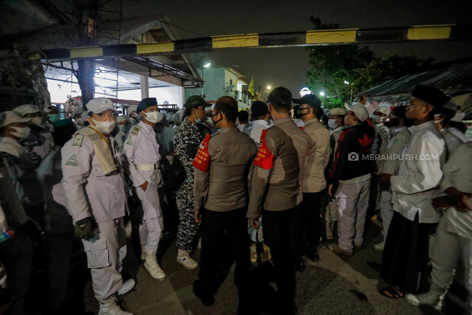 Polisi Melakukan Penyekatan Massa Simpatisan Habib Rizieq Shihab di Bandara Soetta