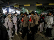 Polisi Melakukan Penyekatan Massa Simpatisan Habib Rizieq Shihab di Bandara Soetta