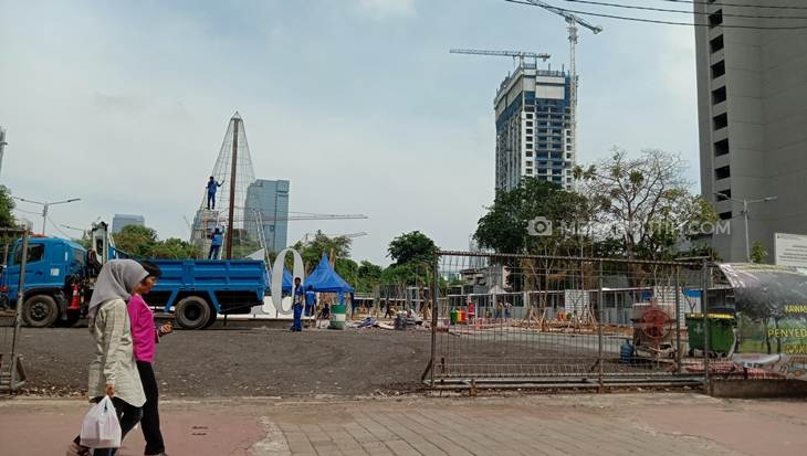 Petugas memasang pohon Natal di kawasan Thamrin 10, Jakarta Pusat. (Foto: MP/Asropih)