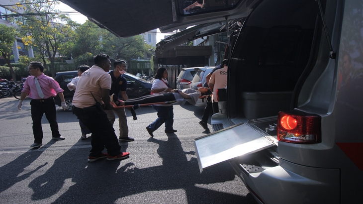Korban dievakuasi petugas kepolisan