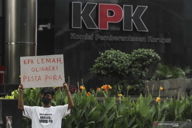 Aktivis yang tergabung dalam serikat buruh dan masyarakat sipil melakukan aksi teatrikal di depan Gedung Merah Putih KPK, Jakarta, Senin (28/6/2021). Aksi tersebut dilakukan sebagai bentuk protes dari upaya pelemahan KPK mulai dari revisi UU KPK hingga pemecatan 75 pegawai KPK yang tidak lulus Tes Wawasan Kebangsaan (TWK). ANTARA FOTO/Asprilla Dwi Adha/wsj.