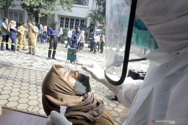Kasus COVID-19 Indonesia Hari Ini Bertambah 20.694 Orang