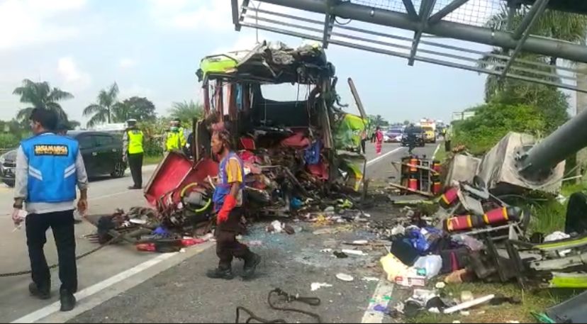 Bus Wisata Kecelakaan di Tol Surabaya - Mojokerto, 14 Orang Meninggal