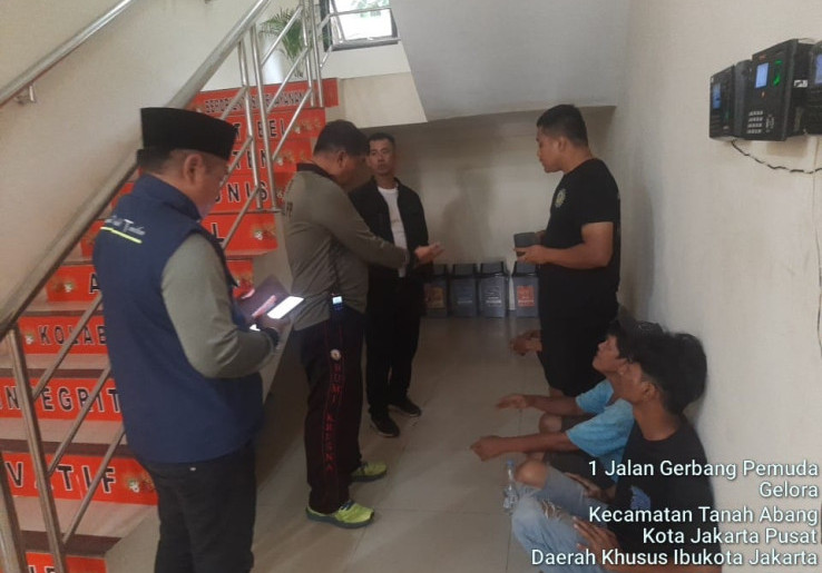 Satpol PP DKI Amankan 4 Pelaku Pungli di Trotoar Petamburan, Dibawa ke Panti Sosial Kedoya