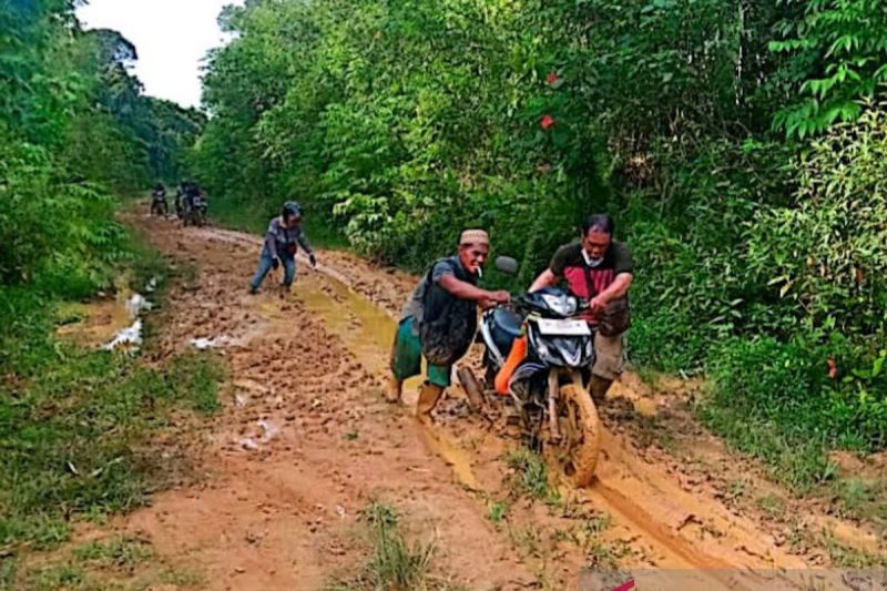 Ratusan Orang Terisolasi Karena Jalan Rusak di Kalimantan Timur